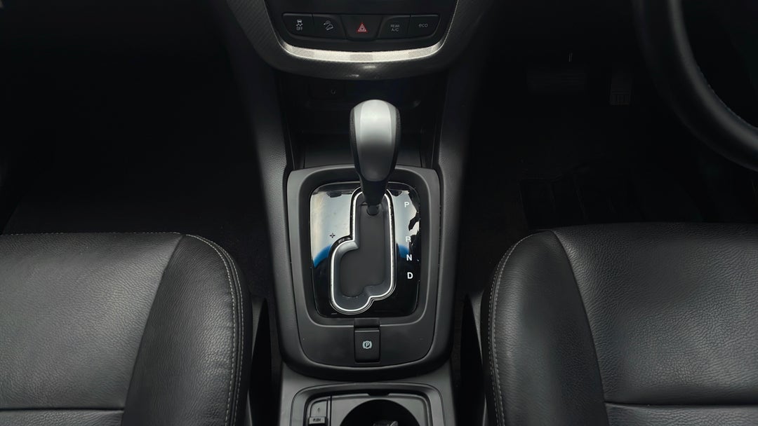 2017 Holden Captiva Active 7 Seater, Automatic, 42903 km, Gear Lever 