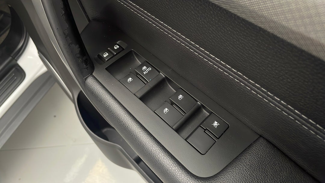 2017 Holden Captiva Active 7 Seater, Automatic, 42903 km, Drivers Side Door Panel Controls