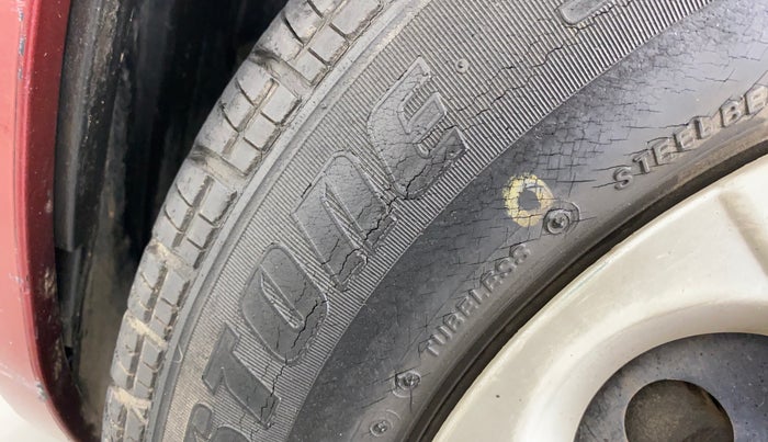 2012 Maruti Ritz VXI, Petrol, Manual, 38,743 km, Left front tyre - Minor crack
