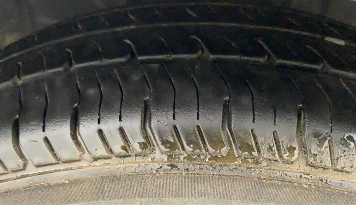 2018 Datsun Redi Go A, CNG, Manual, 67,155 km, Right Front Tyre Tread