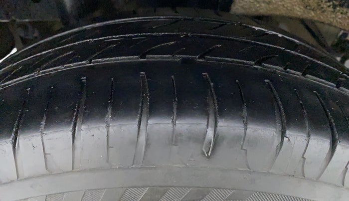 2019 Mahindra Kuv100 K2 TRIP CNG, CNG, Manual, 33,292 km, Left Front Tyre Tread