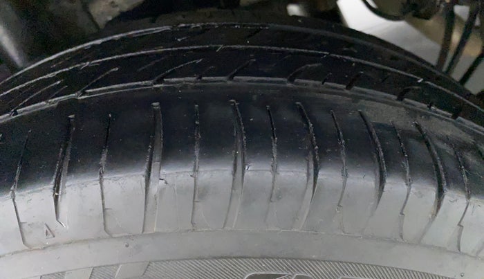 2019 Mahindra Kuv100 K2 TRIP CNG, CNG, Manual, 33,292 km, Left Rear Tyre Tread