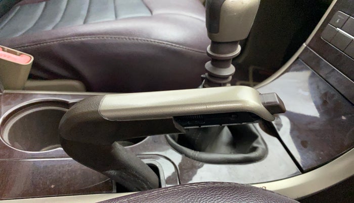 2014 Mahindra XUV500 W6, Diesel, Manual, 87,667 km, Gear lever - Hand brake lever cover torn