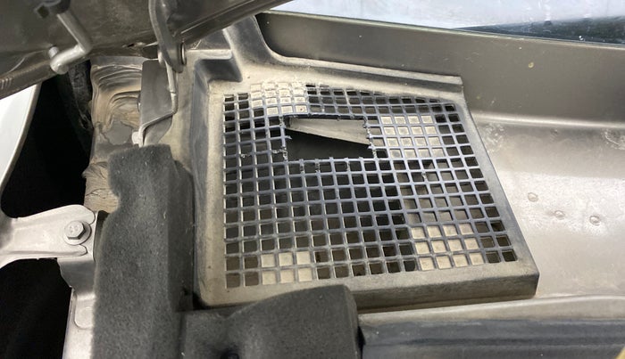 2017 Renault Kwid RXL, Petrol, Manual, 10,865 km, Bonnet (hood) - Cowl vent panel has minor damage