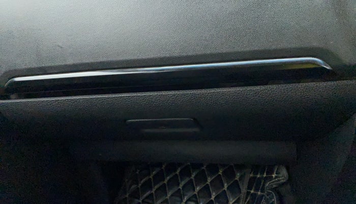 2018 Tata Hexa Varicor 320 XE, Diesel, Manual, 79,976 km, Dashboard - Glove box cover not functional