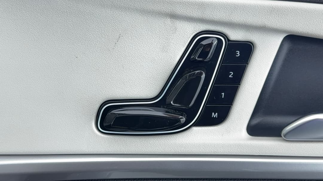 2023 Mahindra Xuv700 Ax7l, Automatic, 48441 km, Drivers Side Adjustment Panel