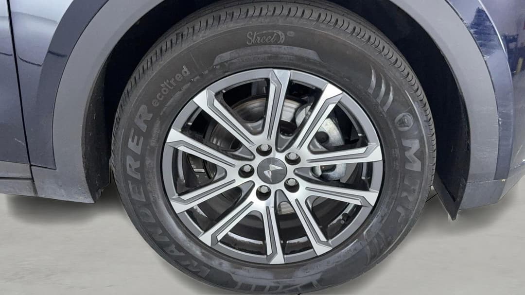 2023 Mahindra Xuv700 Ax7l, Automatic, 48441 km, Right Front Wheel