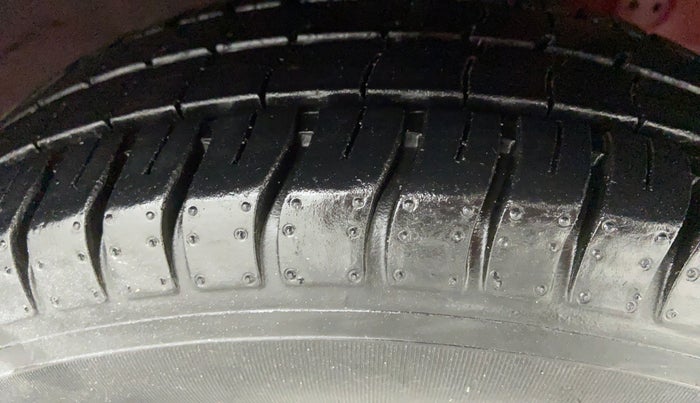 2015 Hyundai Eon ERA PLUS, Petrol, Manual, 28,074 km, Right Front Tyre Tread