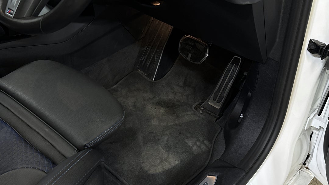 2023 BMW 1 18i M Sport, Automatic, 22449 km, Pedals and Footmat