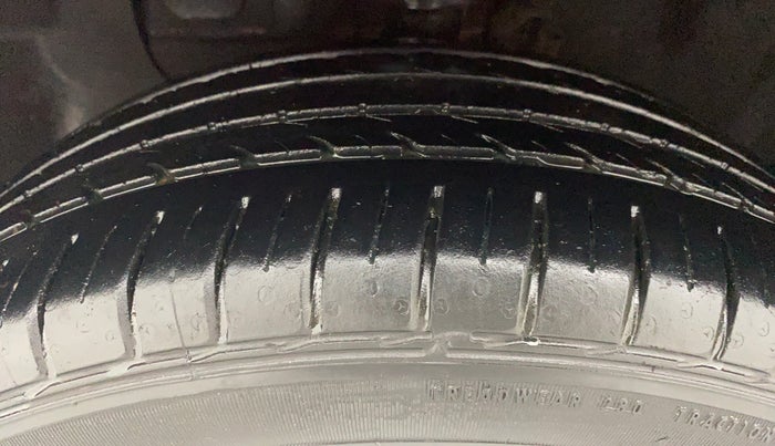 2017 Hyundai Elite i20 ASTA 1.2 DUAL TONE, Petrol, Manual, 26,347 km, Left Front Tyre Tread