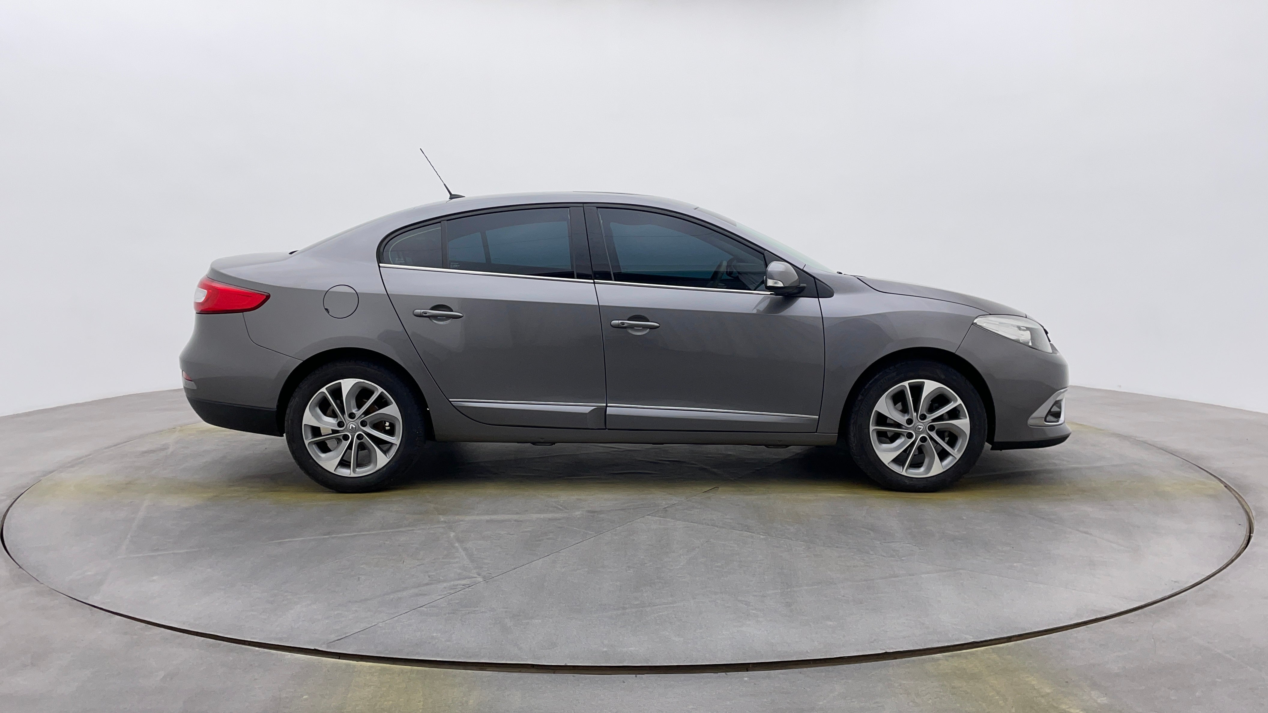 Renault Fluence-Right Side View