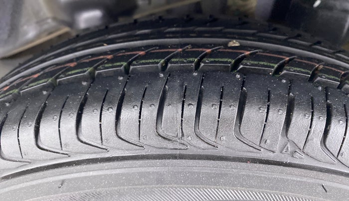 2016 Hyundai Eon ERA PLUS, Petrol, Manual, 52,046 km, Left Rear Tyre Tread