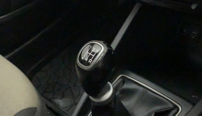 2015 Hyundai Elite i20 ASTA 1.2, Petrol, Manual, 76,975 km, Gear lever - Knob cover torn