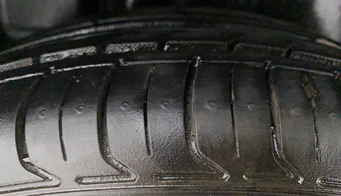 2017 Maruti Ciaz ZETA 1.4  AT PETROL, Petrol, Automatic, 29,479 km, Right Rear Tyre Tread
