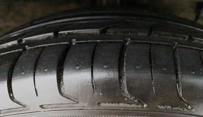 2017 Maruti Ciaz ZETA 1.4  AT PETROL, Petrol, Automatic, 29,479 km, Right Front Tyre Tread