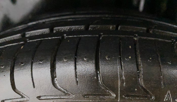 2017 Maruti Ciaz ZETA 1.4  AT PETROL, Petrol, Automatic, 29,479 km, Left Rear Tyre Tread
