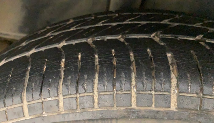 2011 Maruti Swift VXI, Petrol, Manual, 1,04,295 km, Right Rear Tyre Tread