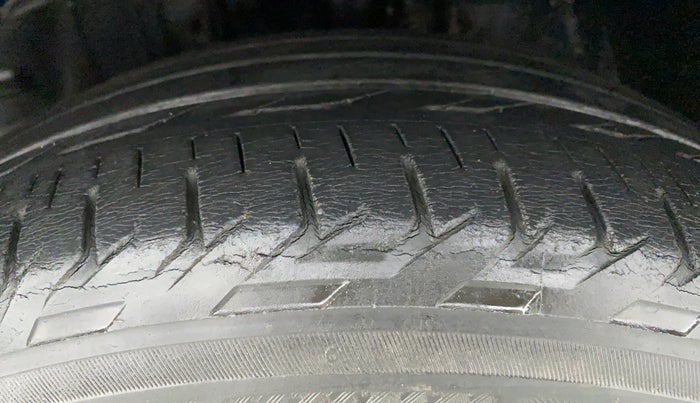 2015 Toyota Corolla Altis G, Petrol, Manual, 31,229 km, Left Front Tyre Tread