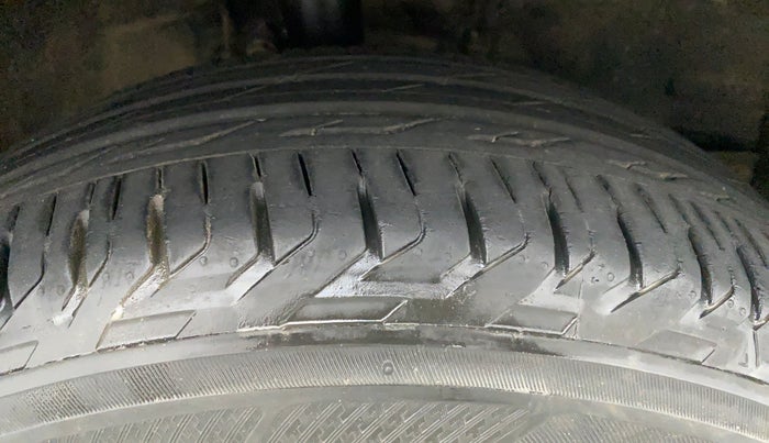 2015 Toyota Corolla Altis G, Petrol, Manual, 31,229 km, Right Front Tyre Tread