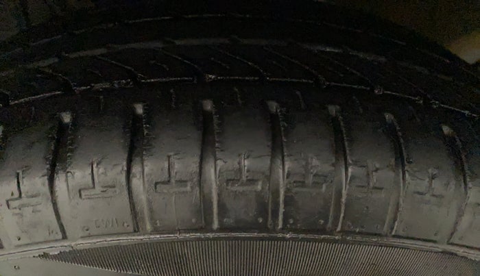 2013 Hyundai Eon MAGNA +, Petrol, Manual, 96,369 km, Left Front Tyre Tread
