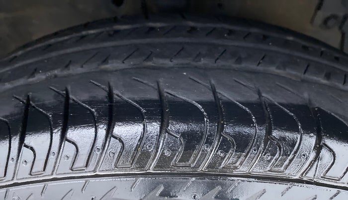 2014 Maruti Swift VXI D, Petrol, Manual, 43,419 km, Right Front Tyre Tread