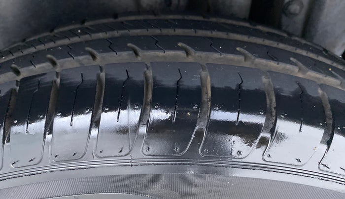 2014 Maruti Swift VXI D, Petrol, Manual, 43,419 km, Left Rear Tyre Tread