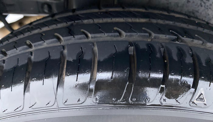 2014 Maruti Swift VXI D, Petrol, Manual, 43,419 km, Right Rear Tyre Tread