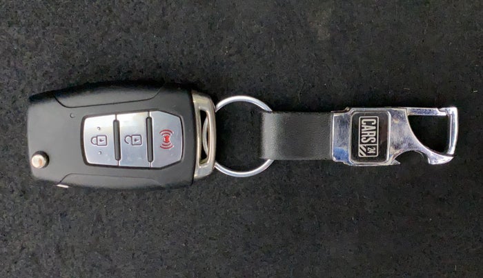 2019 Mahindra XUV300 W8 (O) 1.5 DIESEL, Diesel, Manual, 54,715 km, Key Close Up