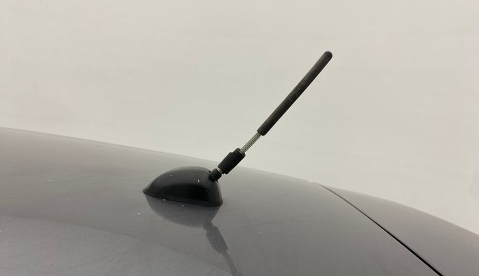 2014 Maruti Swift VXI, Petrol, Manual, 1,15,735 km, Roof - Antenna has minor damage