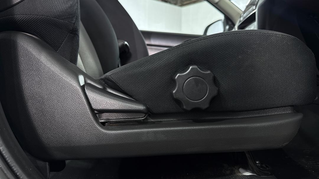 2022 Mitsubishi Triton Glx+ (4x4), Automatic, 60570 km, Drivers Side Adjustment Panel