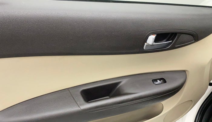 2013 Hyundai i20 MAGNA (O) 1.2, Petrol, Manual, 76,374 km, Left front window switch / handle - Power window makes minor noise