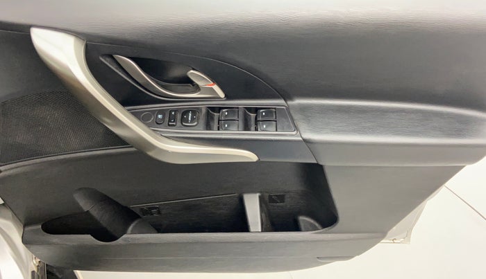 2018 Mahindra XUV500 W7 FWD, Diesel, Manual, 68,134 km, Driver Side Door Panels Control