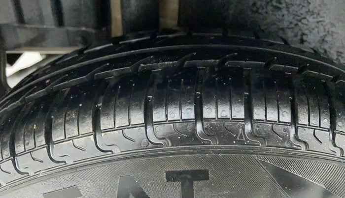 2014 Maruti Swift LXI D, CNG, Manual, 1,05,324 km, Right Rear Tyre Tread