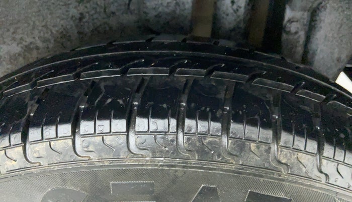 2014 Maruti Swift LXI D, CNG, Manual, 1,05,324 km, Left Rear Tyre Tread