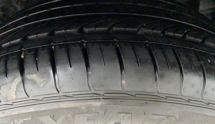 2017 Toyota Corolla Altis J S, CNG, Manual, Right Front Tyre Tread
