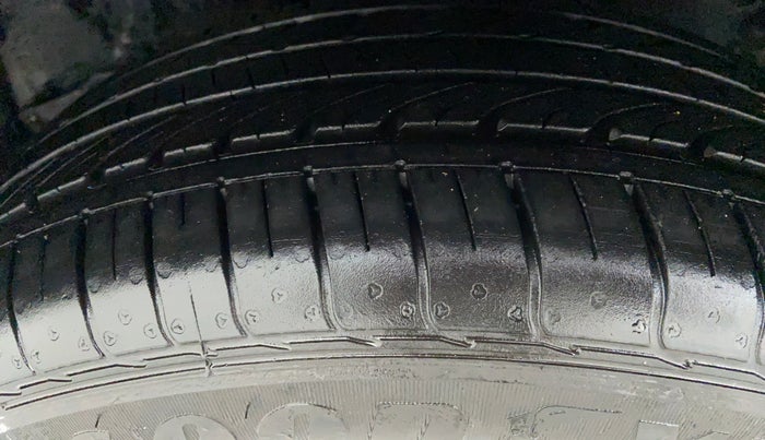 2017 Toyota Corolla Altis J S, CNG, Manual, Left Front Tyre Tread