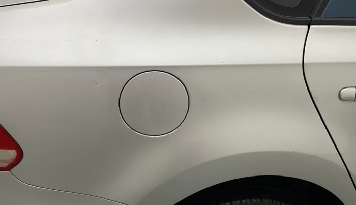2011 Volkswagen Vento TRENDLINE 1.6, Petrol, Manual, 69,805 km, Right quarter panel - Paint has minor damage