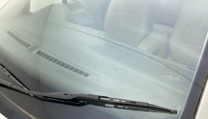 2011 Volkswagen Vento TRENDLINE 1.6, Petrol, Manual, 69,805 km, Front windshield - Minor spot on windshield