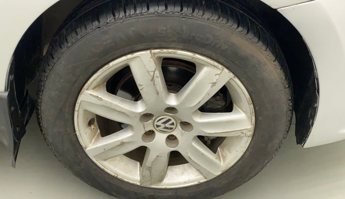 2011 Volkswagen Vento TRENDLINE 1.6, Petrol, Manual, 69,805 km, Right front tyre - Minor scratches