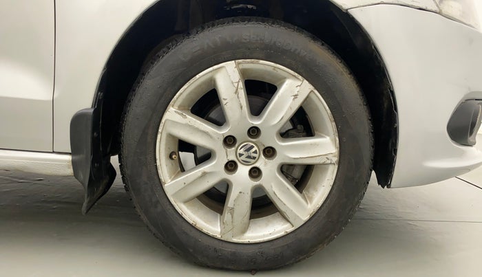 2011 Volkswagen Vento TRENDLINE 1.6, Petrol, Manual, 69,805 km, Right Front Wheel