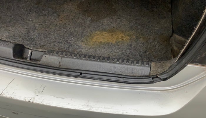 2011 Volkswagen Vento TRENDLINE 1.6, Petrol, Manual, 69,805 km, Dicky (Boot door) - Weather strip has minor damage