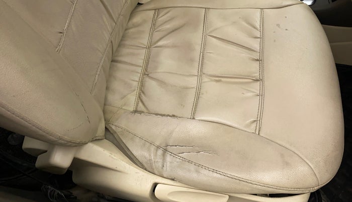 2011 Volkswagen Vento TRENDLINE 1.6, Petrol, Manual, 69,805 km, Driver seat - Cover slightly torn