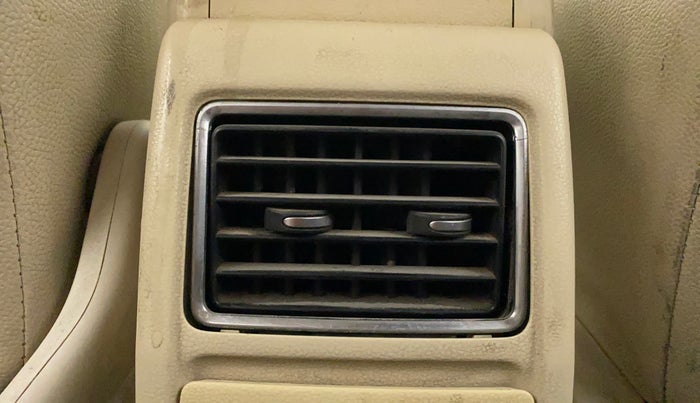 2011 Volkswagen Vento TRENDLINE 1.6, Petrol, Manual, 69,805 km, Rear AC Vents