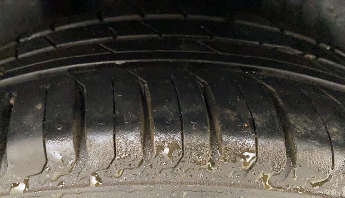 2011 Volkswagen Vento TRENDLINE 1.6, Petrol, Manual, 69,805 km, Right Rear Tyre Tread