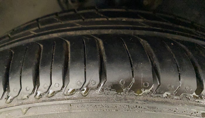 2011 Volkswagen Vento TRENDLINE 1.6, Petrol, Manual, 69,805 km, Right Front Tyre Tread