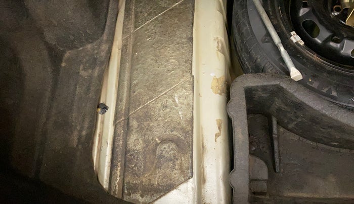 2011 Volkswagen Vento TRENDLINE 1.6, Petrol, Manual, 69,805 km, Boot floor - Slight discoloration