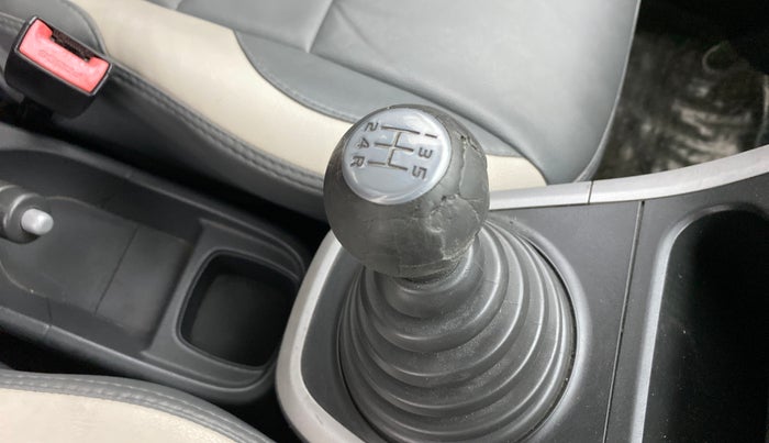 2011 Maruti Ritz VXI, Petrol, Manual, 84,118 km, Gear lever - Knob has minor damage