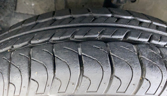2016 Maruti Swift LXI D, Petrol, Manual, 5,634 km, Left Front Tyre Tread