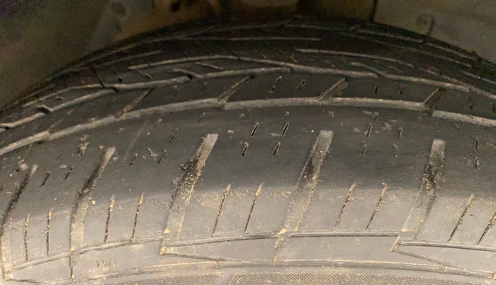 2018 Mahindra XUV500 W7, Diesel, Manual, 1,05,759 km, Right Front Tyre Tread