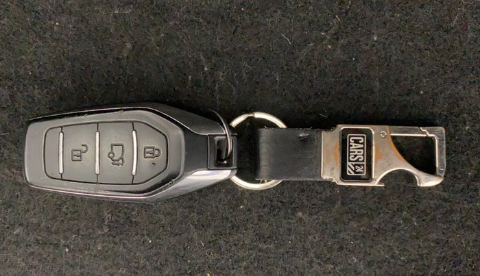 2018 Mahindra XUV500 W7, Diesel, Manual, 1,05,759 km, Key Close Up